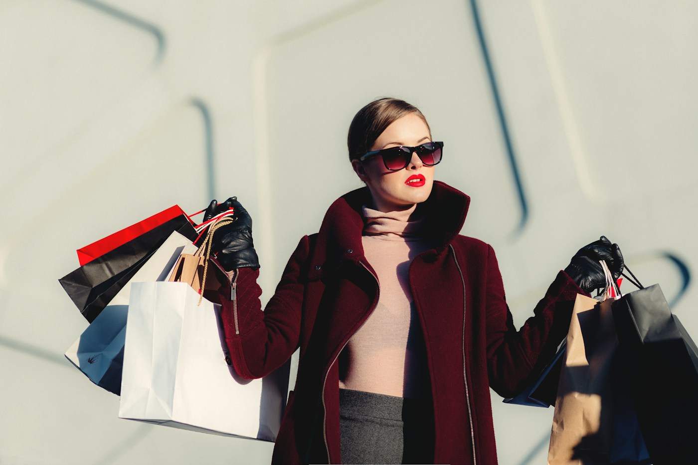 Women exploring fashion together / 女装与日常穿搭场景